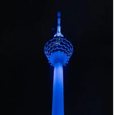 Menara Kuala Lumpur Serlah Semangat Perpaduan dengan Sinaran Biru