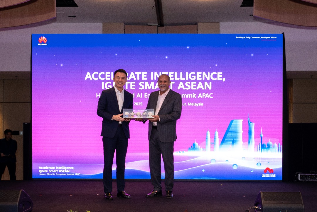 Minister of Digital Malaysia, Yang Berhormat Gobind Singh Deo and Huawei Malaysia’s CEO Simon Sun at the Huawei Cloud AI Ecosystem Summit APAC 202