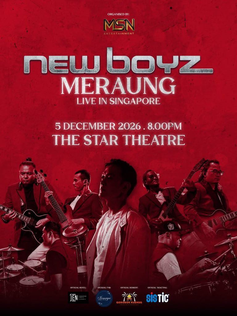 Poster rasmi berona merah konsert New Boyz Meraung Live in Singapore memaparkan Tomok dan anggota kumpulan memegang alat muzik