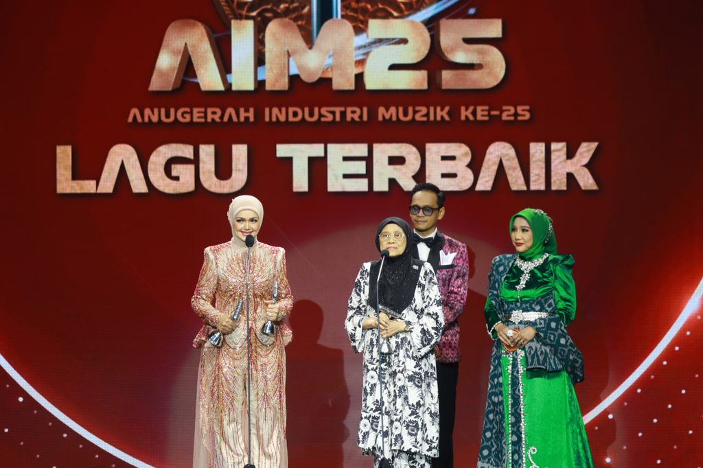 Anugerah Industri Muzik ke-25 AIM 25: Datuk Seri Siti Nurhaliza memegang trofi kemenangan kategori Lagu Terbaik