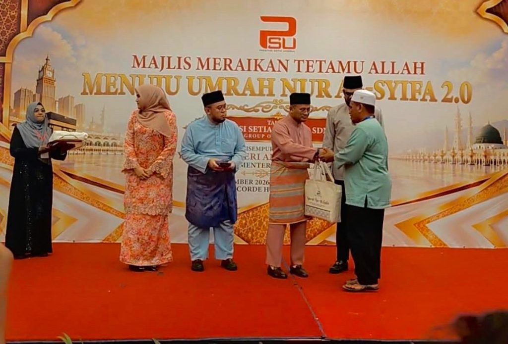 Menteri Besar Selangor Datuk Seri Amirudin Shari menyerahkan cenderahati kepada bakal jemaah Majlis Umrah Nur Al-Syifa 2.0 tajaan PSU Group