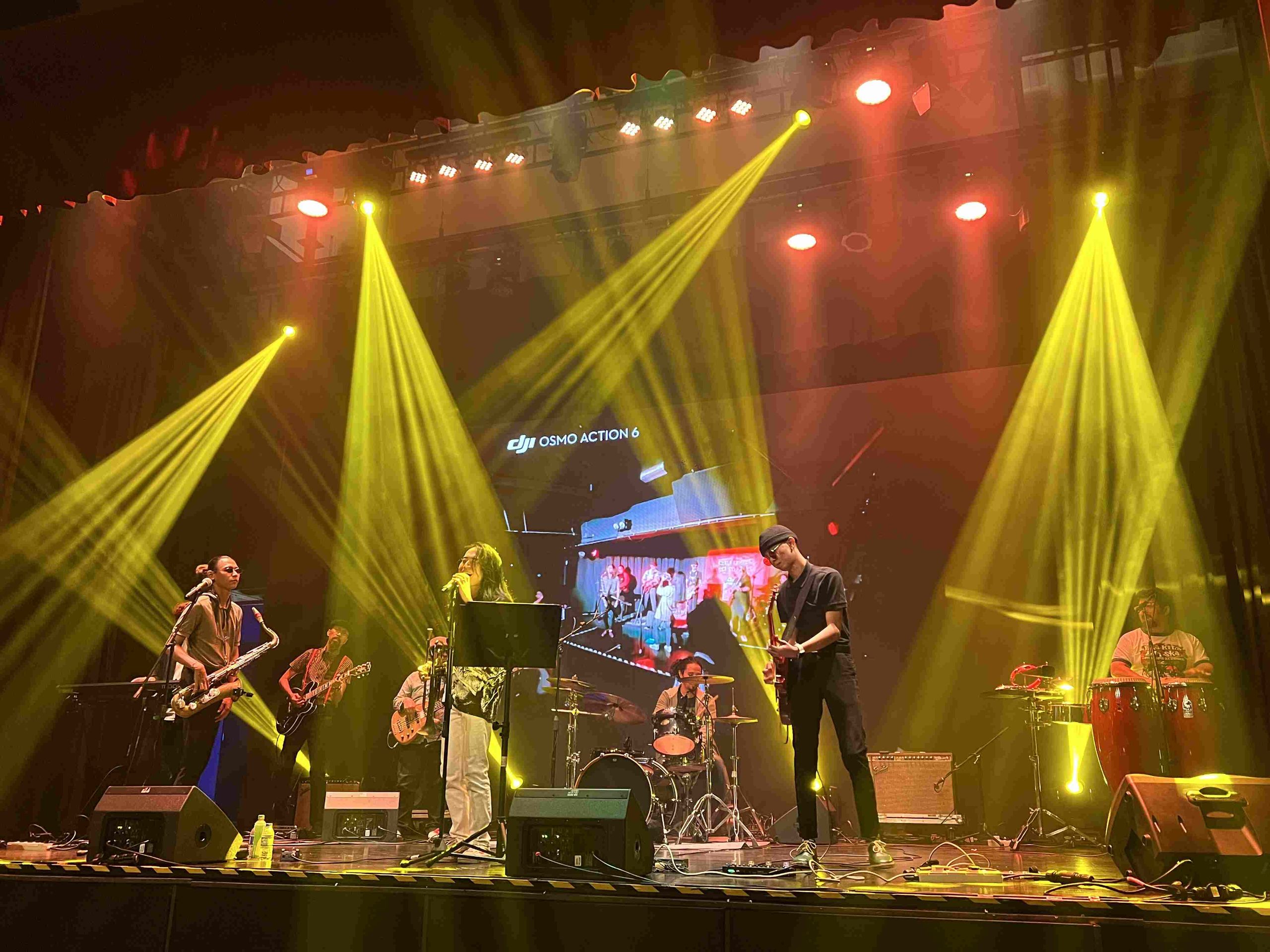 Kolektif muzik Kuala Lumpur Ska Syndicate beraksi membuat persembahan langsung di pentas disinari lampu sorot kuning