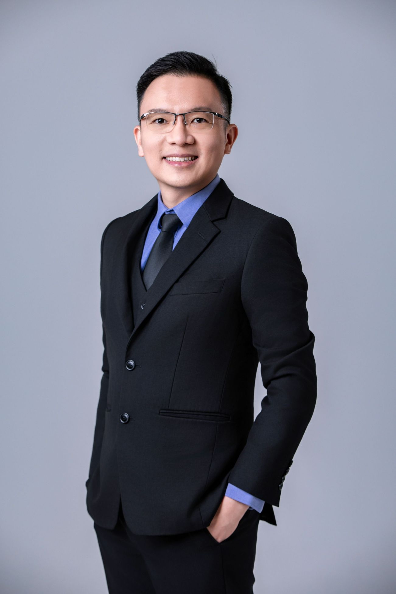 Potret rasmi Pengarah Urusan DC Healthcare, Dr. Chong Tze Sheng yang memakai sut korporat