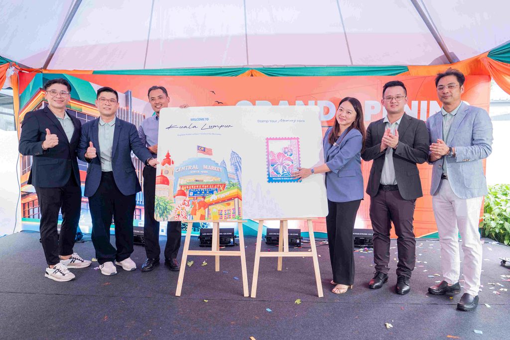 Barisan kepimpinan mempersembahkan inisiatif Kuala Lumpur Travel Passport sempena pelancaran korporat jenama tempatan Fipper