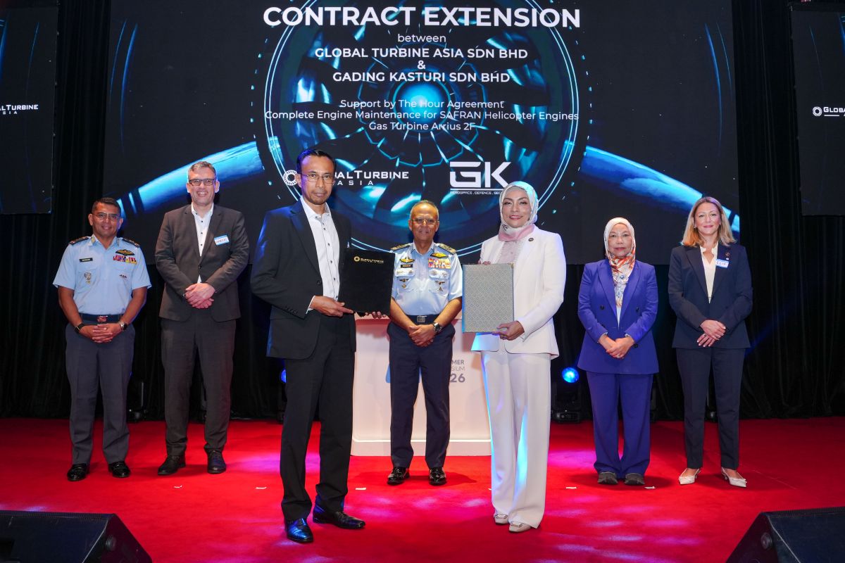 Sesi pertukaran dokumen perjanjian penyelenggaraan enjin helikopter antara Global Turbine Asia dan GKSB