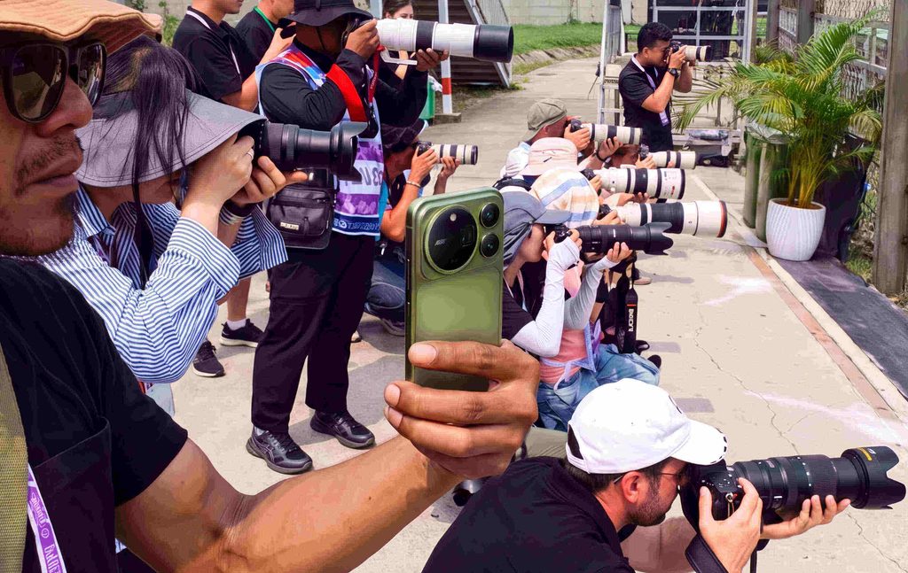 HONOR Magic9 Pro Max smartphone camera tested alongside professional gear at Sepang International Circuit