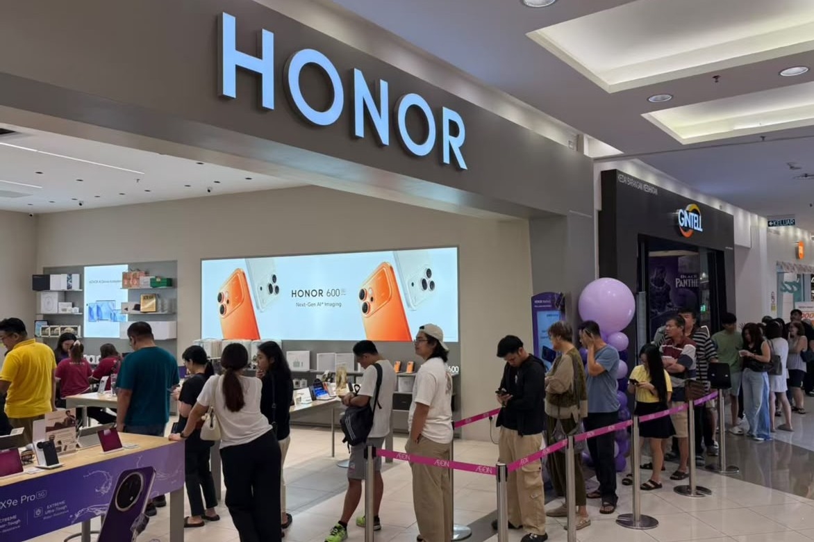 Customers lining up outside the HONOR Experience Store for the first day of HONOR X9e Pro sales