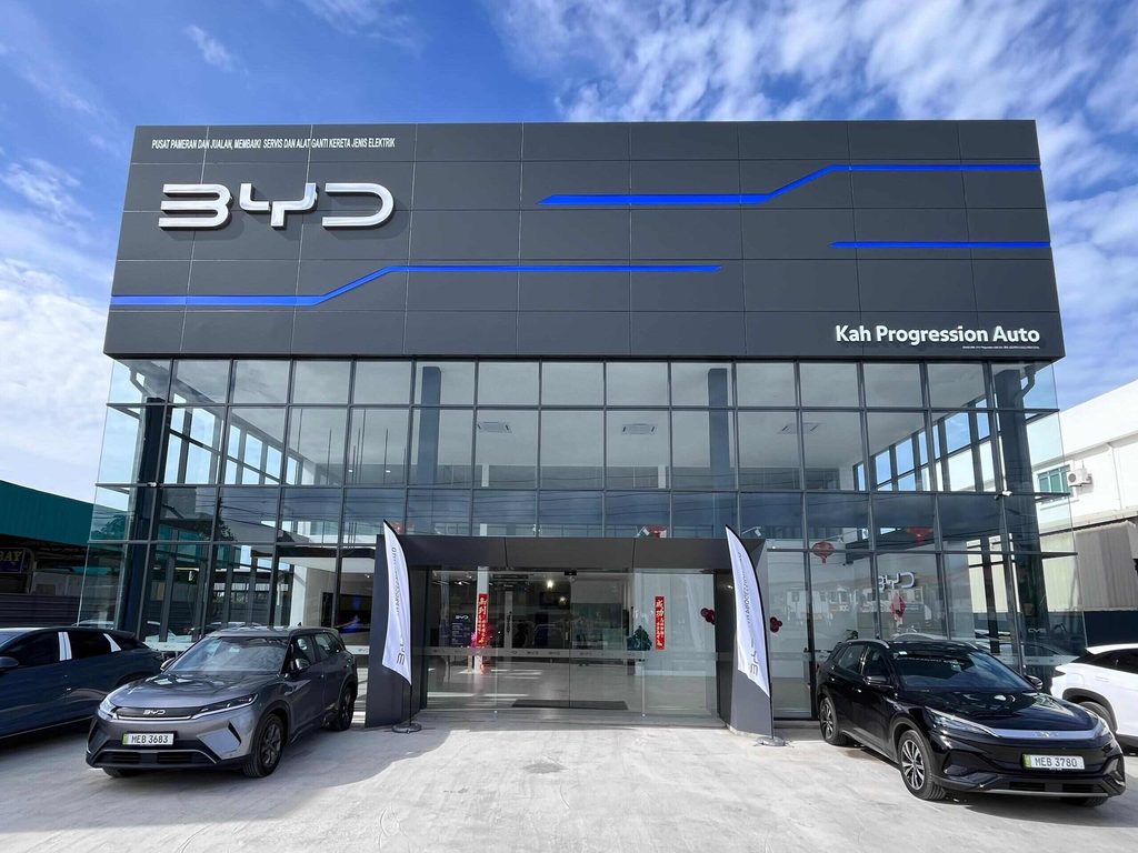 Fasad luar bangunan pusat 3S BYD kendalian Kah Progression Auto dengan dua buah kereta elektrik diparkir di Miri