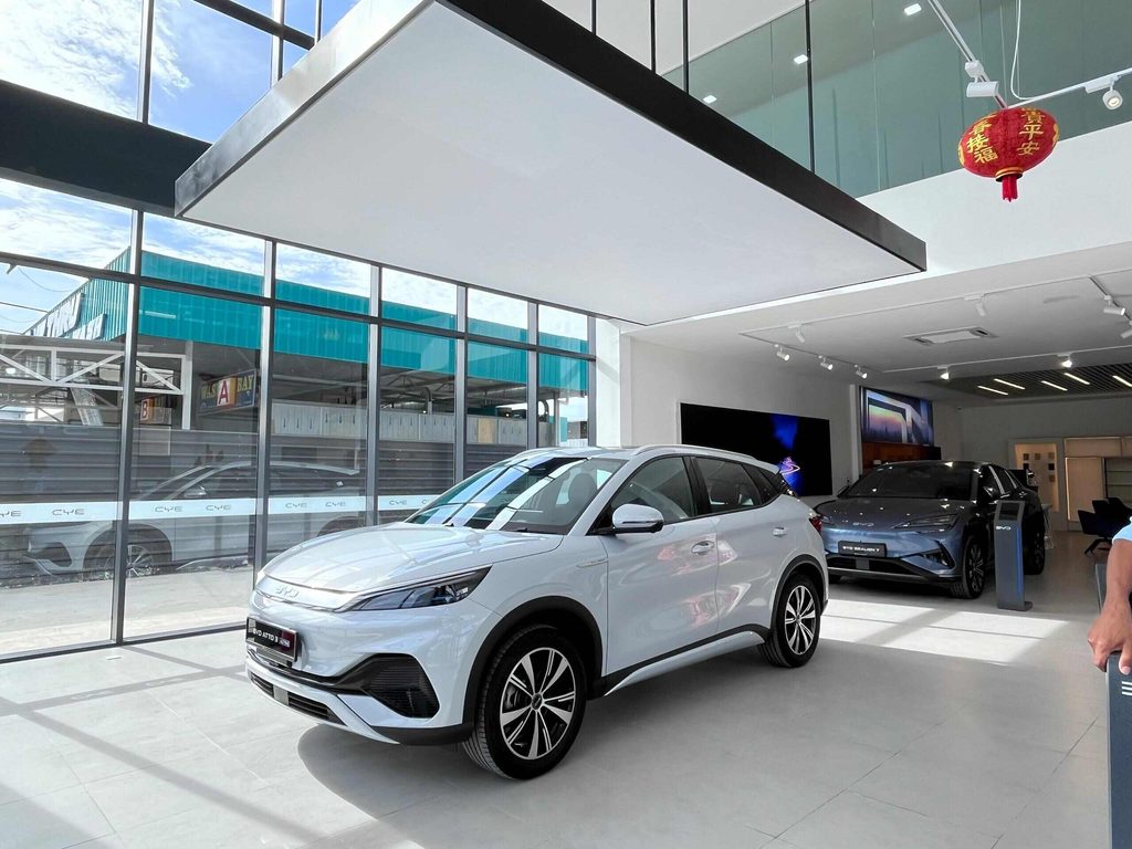Kereta elektrik jenama BYD dipamerkan di dalam ruang bilik pameran kaca pusat 3S Miri Sarawak