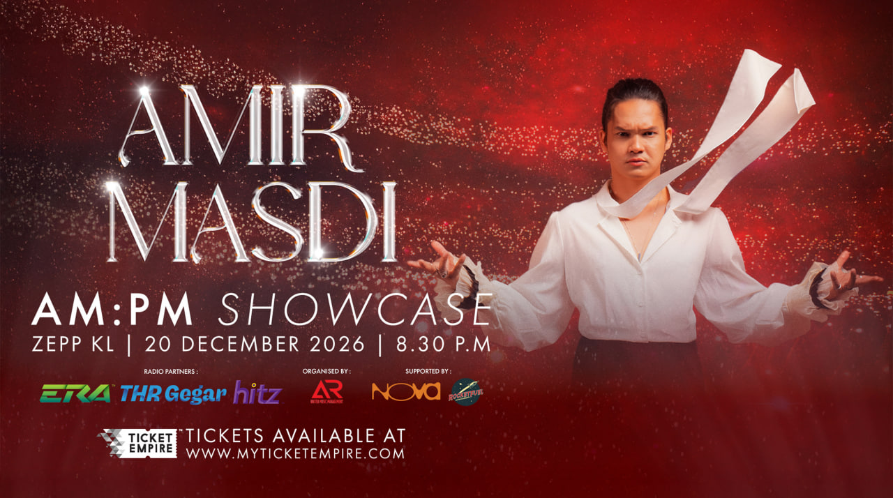 Poster rasmi AM:PM SHOWCASE menampilkan penyanyi Amir Masdi berbaju putih berlatarbelakangkan visual merah dan kilauan cahaya di Zepp KL