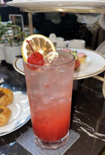 Minuman keistimewaan bertema merah jambu yang menyegarkan disajikan bersama set Pinktober Afternoon Tea