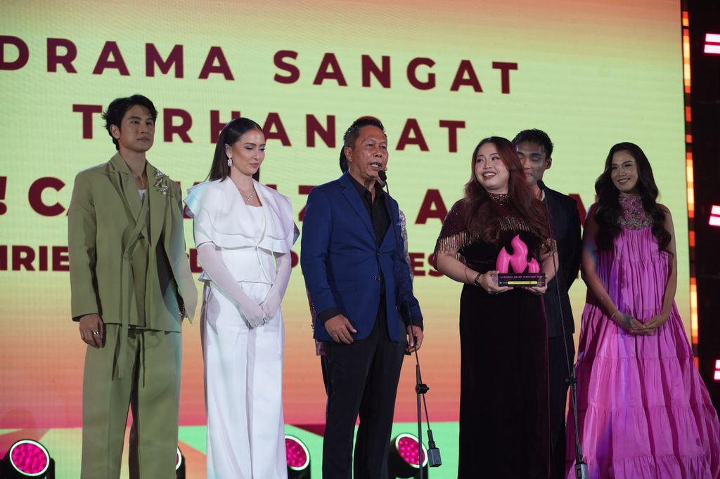 Suasana hebat penyampaian anugerah oleh barisan selebriti terkenal di atas pentas utama Anugerah Melodi Terhangat 2026