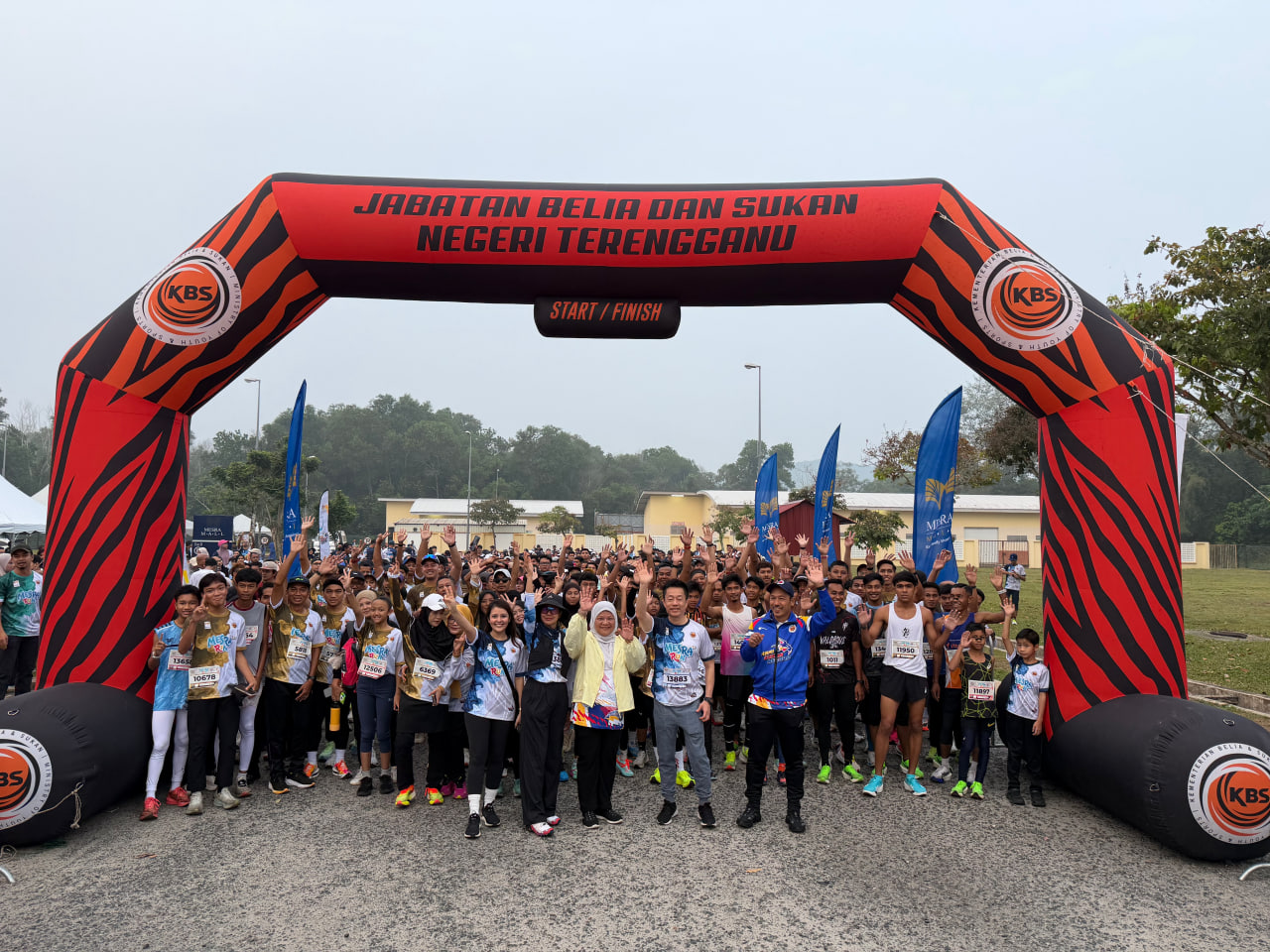 Pelepasan rasmi peserta acara larian Mesra Run 2.0 oleh Pengurus Besar Mesra Mall bersama wakil JBSNT di Terengganu