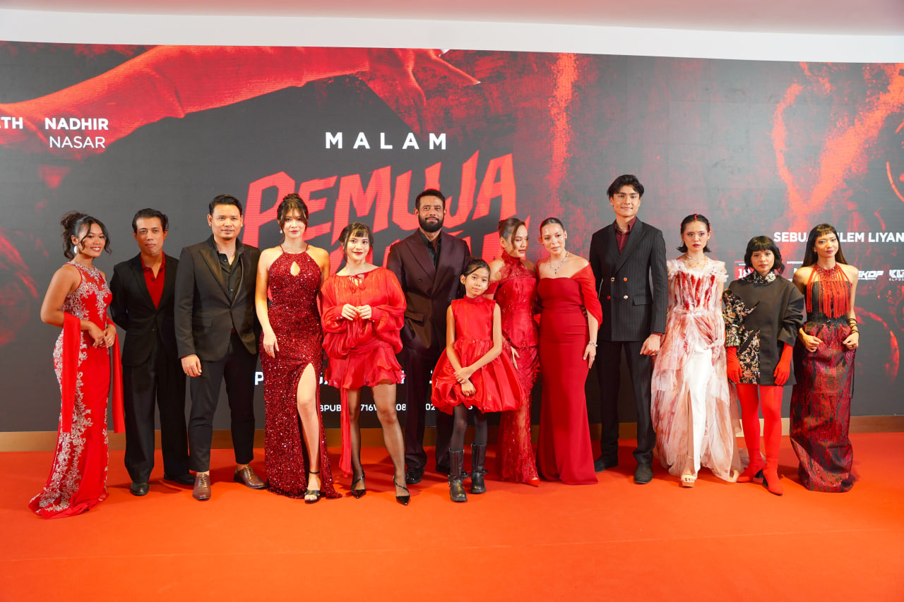 Barisan pelakon dan pengarah filem Pemuja Syaitan bergambar di karpet merah semasa majlis Malam Gala