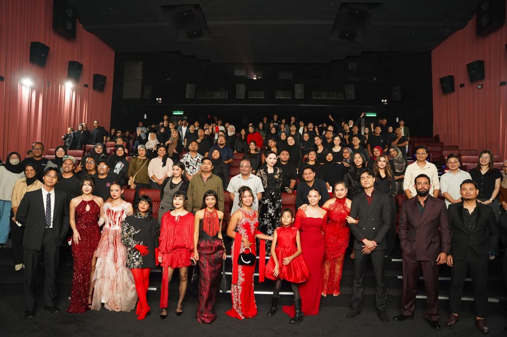 Barisan pelakon dan pengarah filem Pemuja Syaitan bergambar bersama penonton di dalam dewan pawagam