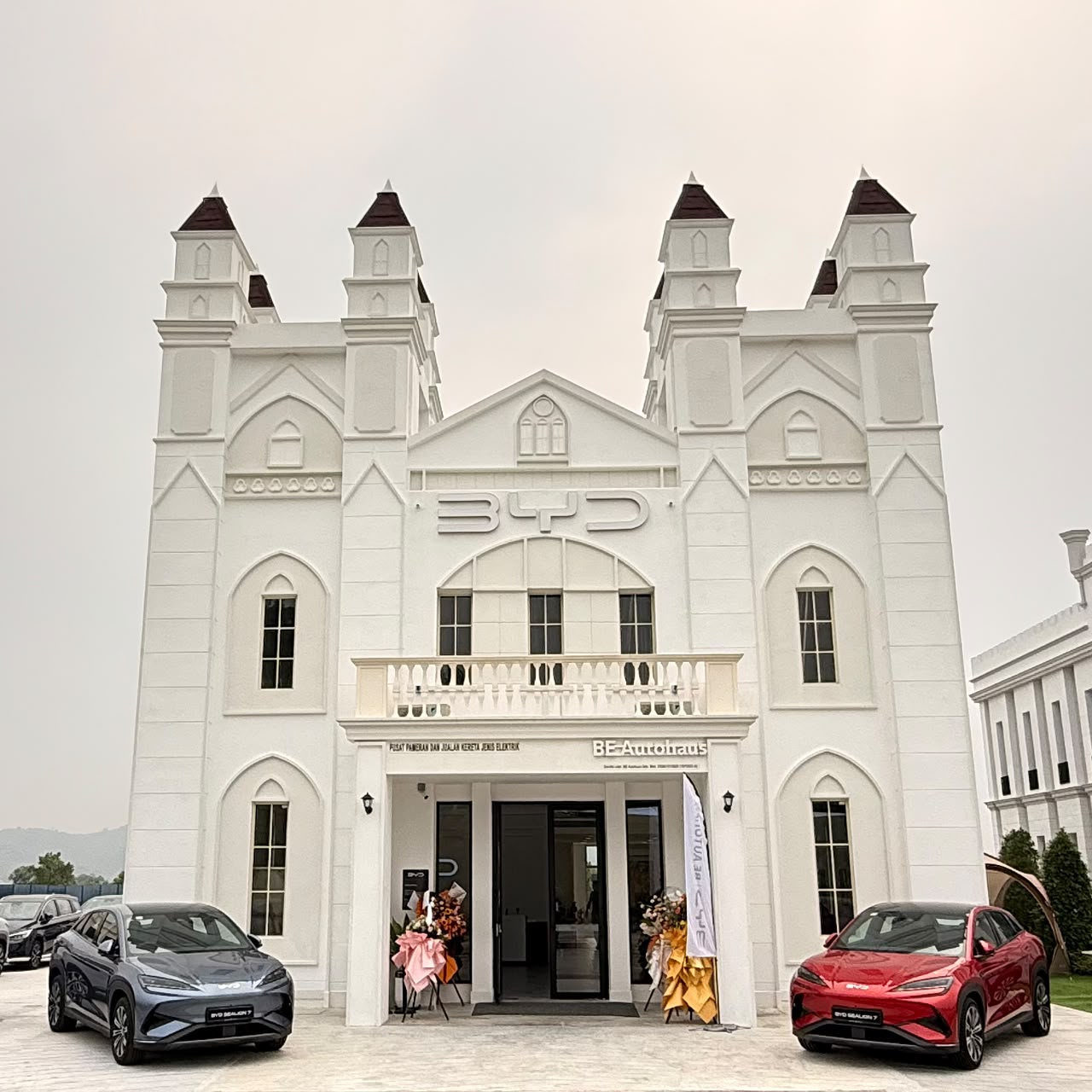 Reka bentuk luar bilik pameran BYD Rawang berinspirasikan seni bina Eropah berserta dua model kenderaan elektrik yang dipamerkan di hadapan