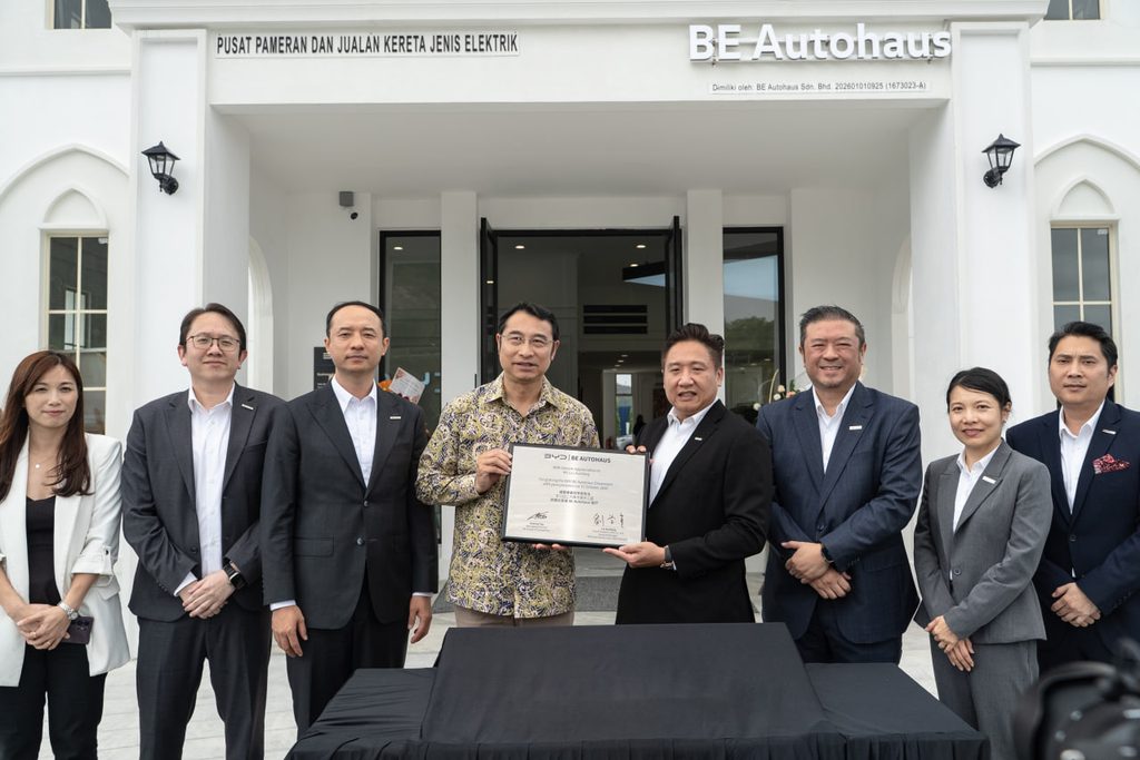 Sesi bergambar rasmi pengurusan tertinggi BYD dan BE Group memegang plak perasmian semasa majlis pembukaan bilik pameran BYD Rawang