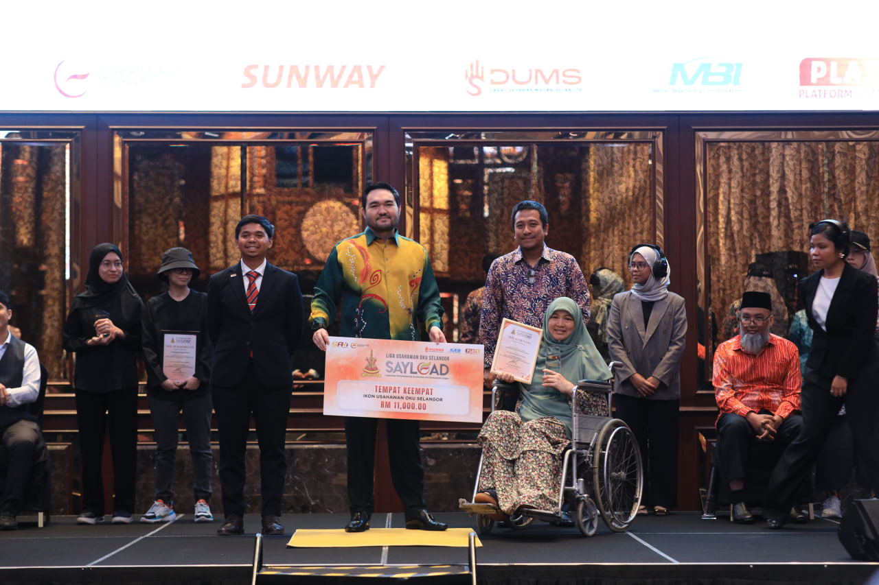 DYTM Raja Muda Selangor Tengku Amir Shah menyampaikan replika cek dan sijil kepada salah seorang usahawan OKU berkerusi roda pada majlis akhir Program SAY LEAD