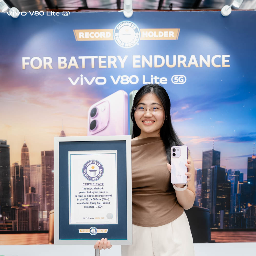 Seorang wakil mempamerkan sijil rasmi Guinness World Records berserta peranti vivo V80 Lite 5G bagi pencapaian ketahanan bateri