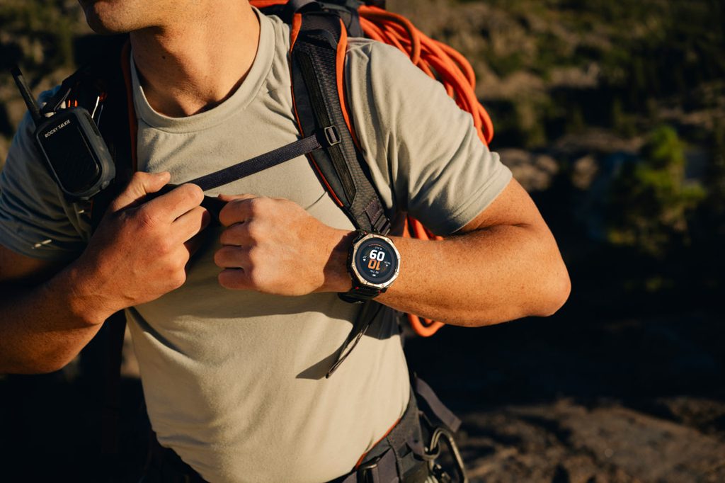 Seorang pendaki menggunakan jam tangan pintar Amazfit T-Rex Dual Solar ketika melakukan aktiviti luar