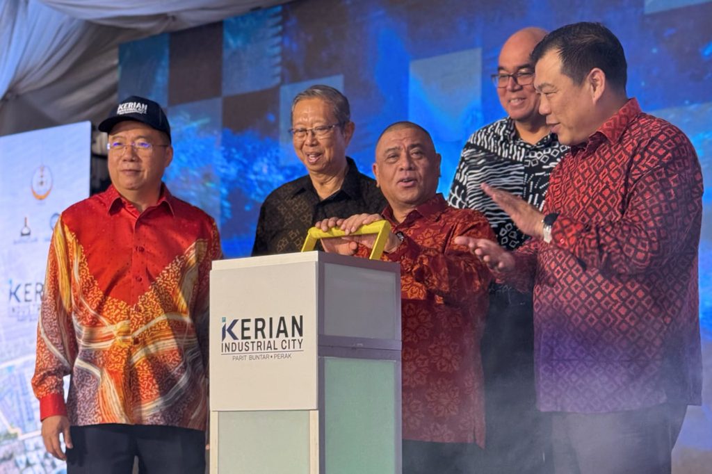 Menteri Besar Perak meninjau model pembangunan Kerian Industrial City bersama barisan pengurusan perindustrian