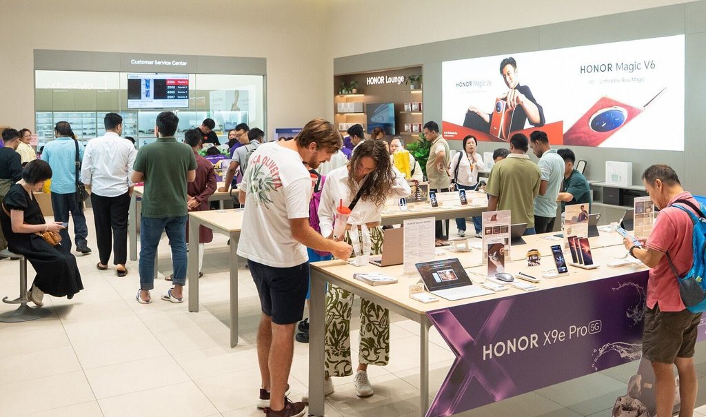 Retail footfall inside an official HONOR store during the HONOR X9e Pro first day of sales