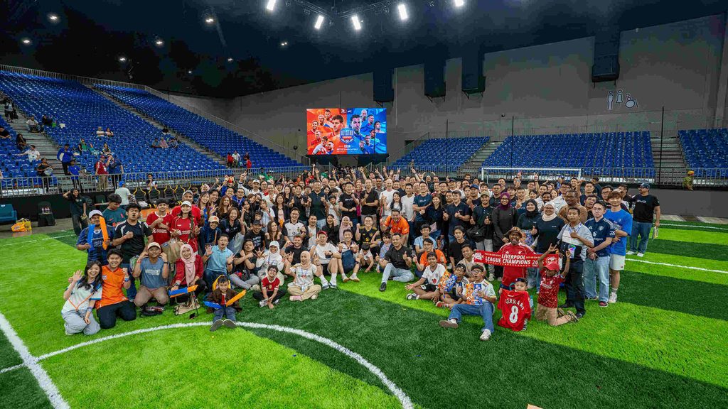 Sesi fotografi beramai-ramai komuniti pemilik BYD di dewan acara sukan MITEC