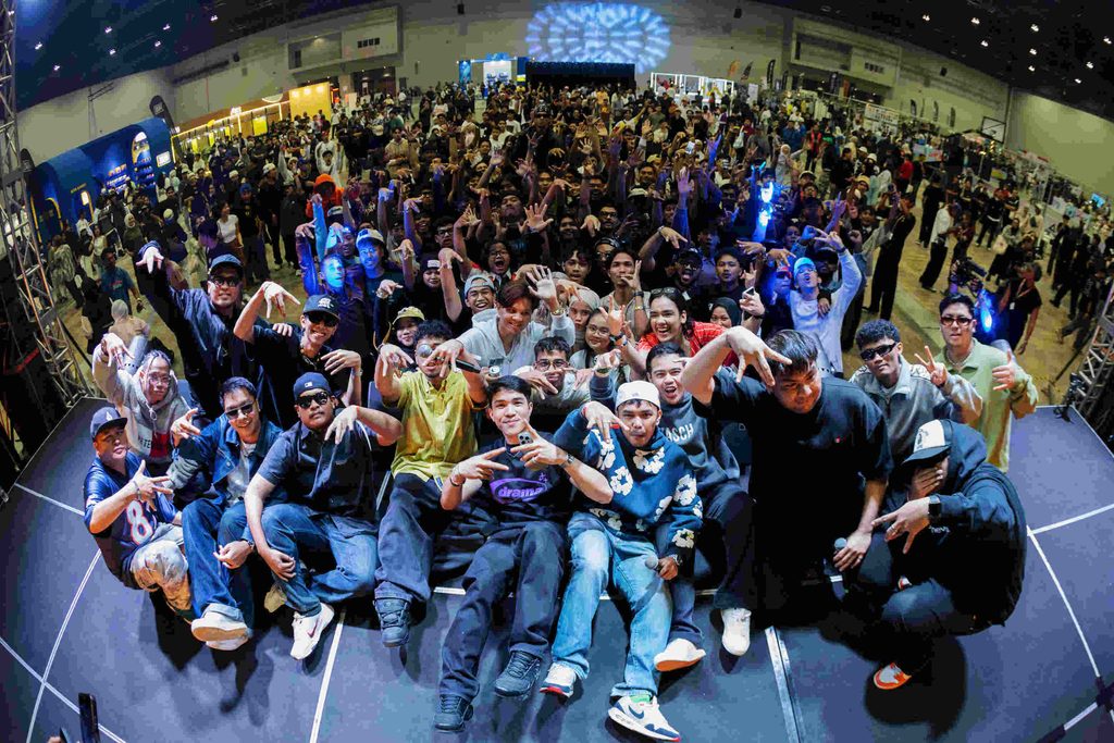 Komuniti anak muda dan peminat kasut membuat gaya tangan hip hop beramai-ramai di ruang pameran festival LahLahLand MIECC
