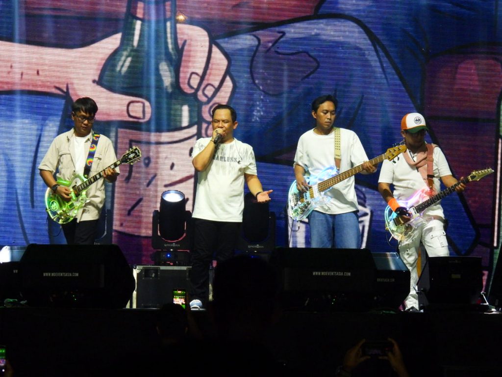Persembahan langsung kumpulan Wali Band mendendangkan lagu di hadapan penonton konsert di Johor Bahru